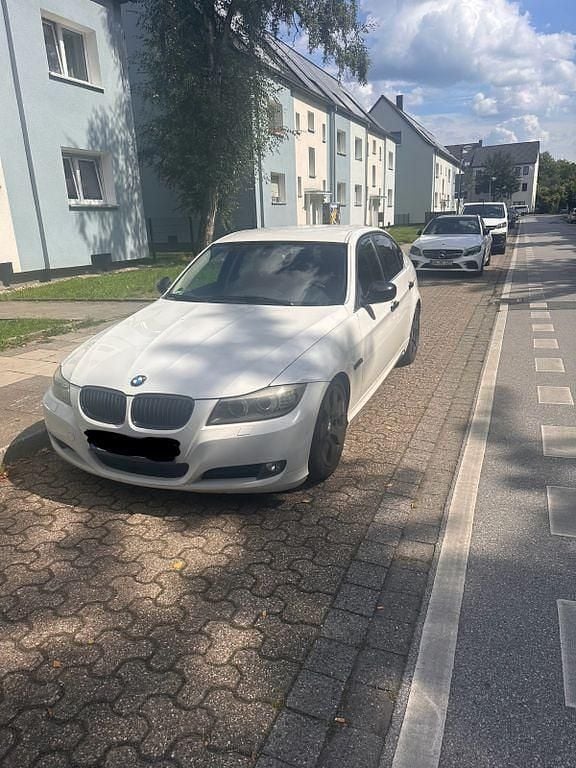 Weiß Gebraucht 2009 BMW 325 Performance Limousine | 9.450 € (Fairer Preis) - Bild 1/4
