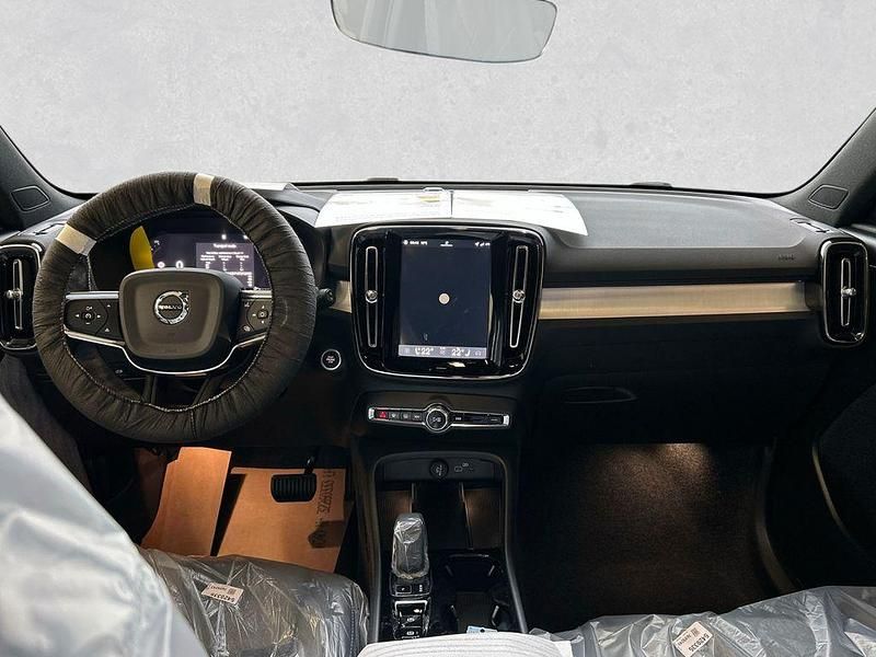 Neu Volvo XC40 Plus 163 PS (119 kW) 2025 Schwarz SUV