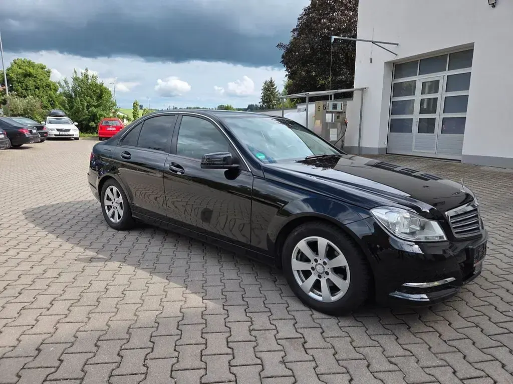 Gebraucht Mercedes C180 156 PS (114 kW) 2013 Obsidianschwarz (metallic) Limousine