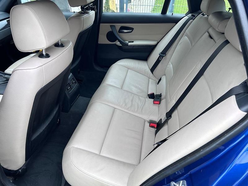 Gebraucht BMW 320 177 PS (130 kW) 2009 Blau Kombi