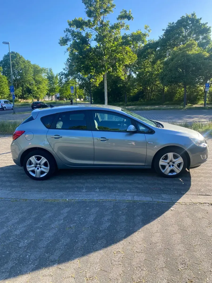 Gebraucht Opel Astra 116 PS (85 kW) 2011 Grau Limousine