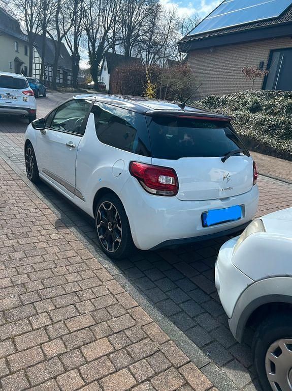 Weiß Gebraucht 2011 Citroën DS3 Prestige Limousine | 5.200 € (Fairer Preis) - Bild 1/4