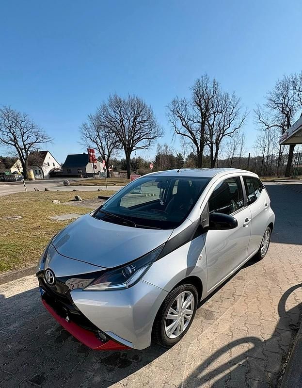 Gebraucht Toyota Aygo 69 PS (50 kW) 2018 Silber Kleinwagen
