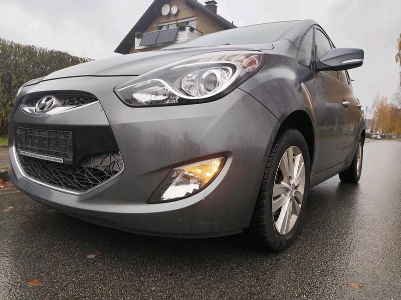 Grau Gebraucht 2011 Hyundai ix20 Kleinwagen | 5.200 € (Fairer Preis) - Bild 1/4