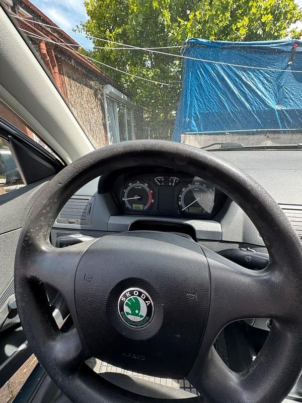 Grau Gebraucht 2006 Skoda Fabia Kleinwagen | 1.000 € - Bild 1/4