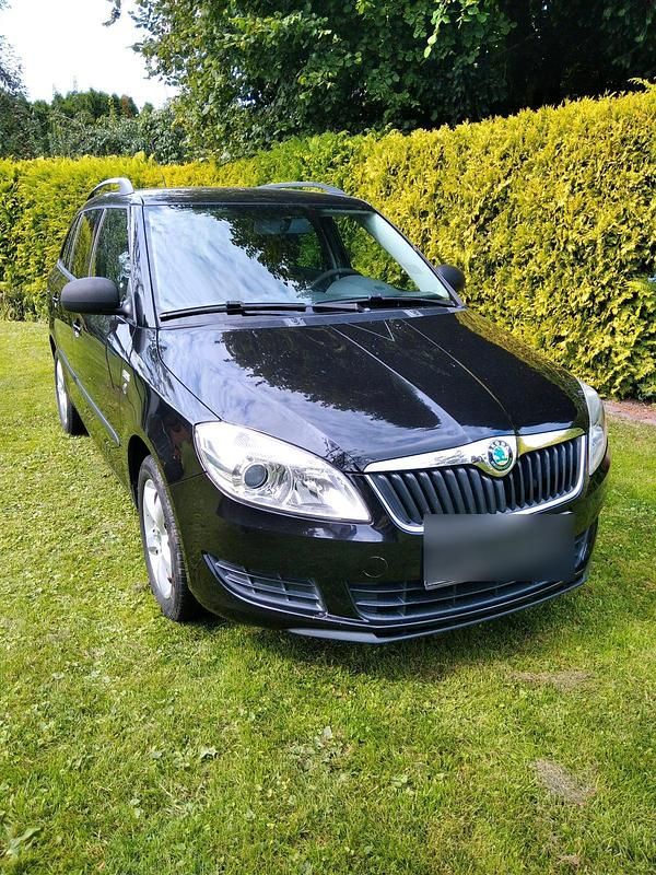 Schwarz Gebraucht 2010 Skoda Fabia Family Kombi | 3.650 € - Bild 1/4