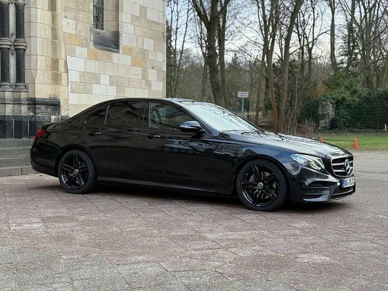 Gebraucht Mercedes E220 AMG line 194 PS (142 kW) 2019 Schwarz Limousine