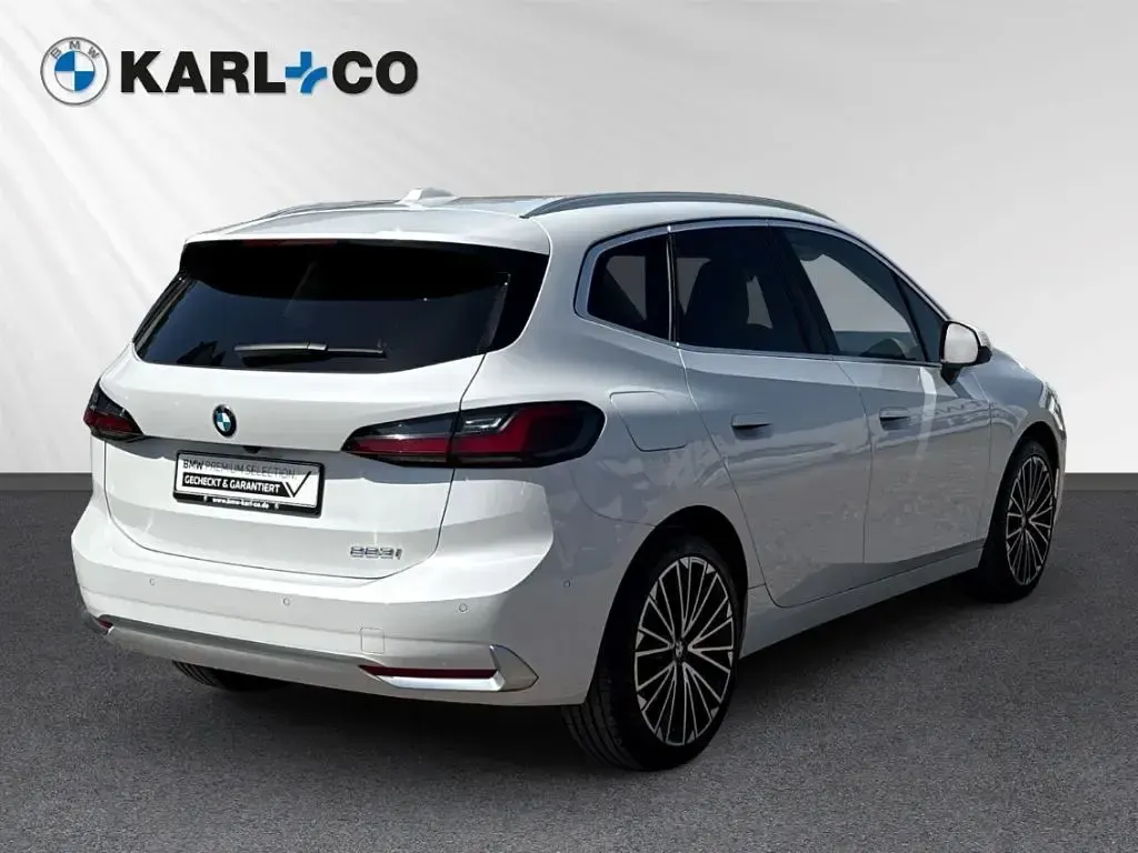 Gebraucht BMW 223 Active Tourer Luxury Line 204 PS (150 kW) 2022 Weiss Van / Kleinbus