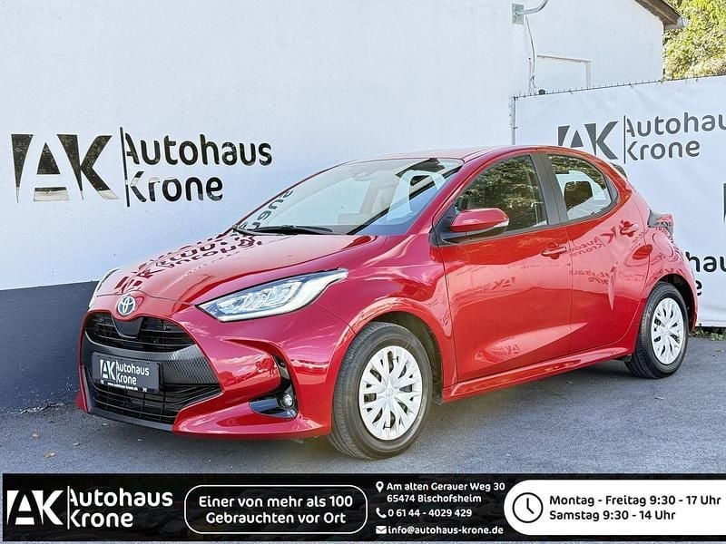 Rot Gebraucht 2022 Toyota Yaris Hybrid Kleinwagen | 16.990 € (Guter Preis) - Bild 1/4