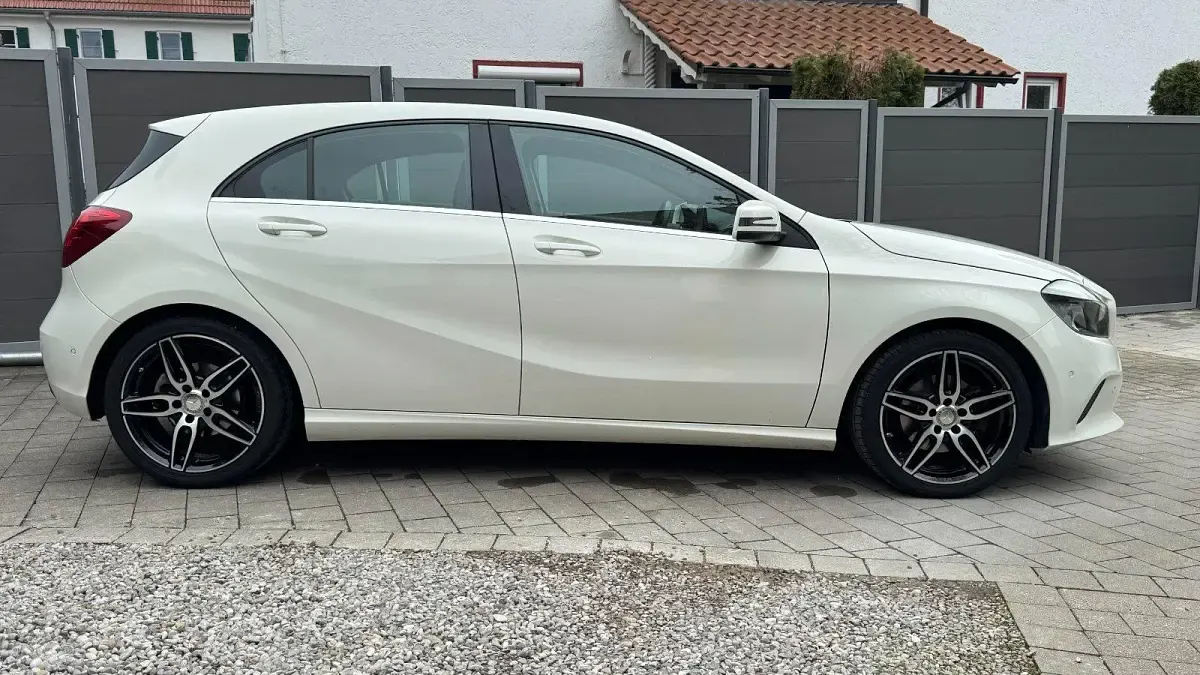 Gebraucht Mercedes A180 122 PS (89 kW) 2016 Weiß Limousine