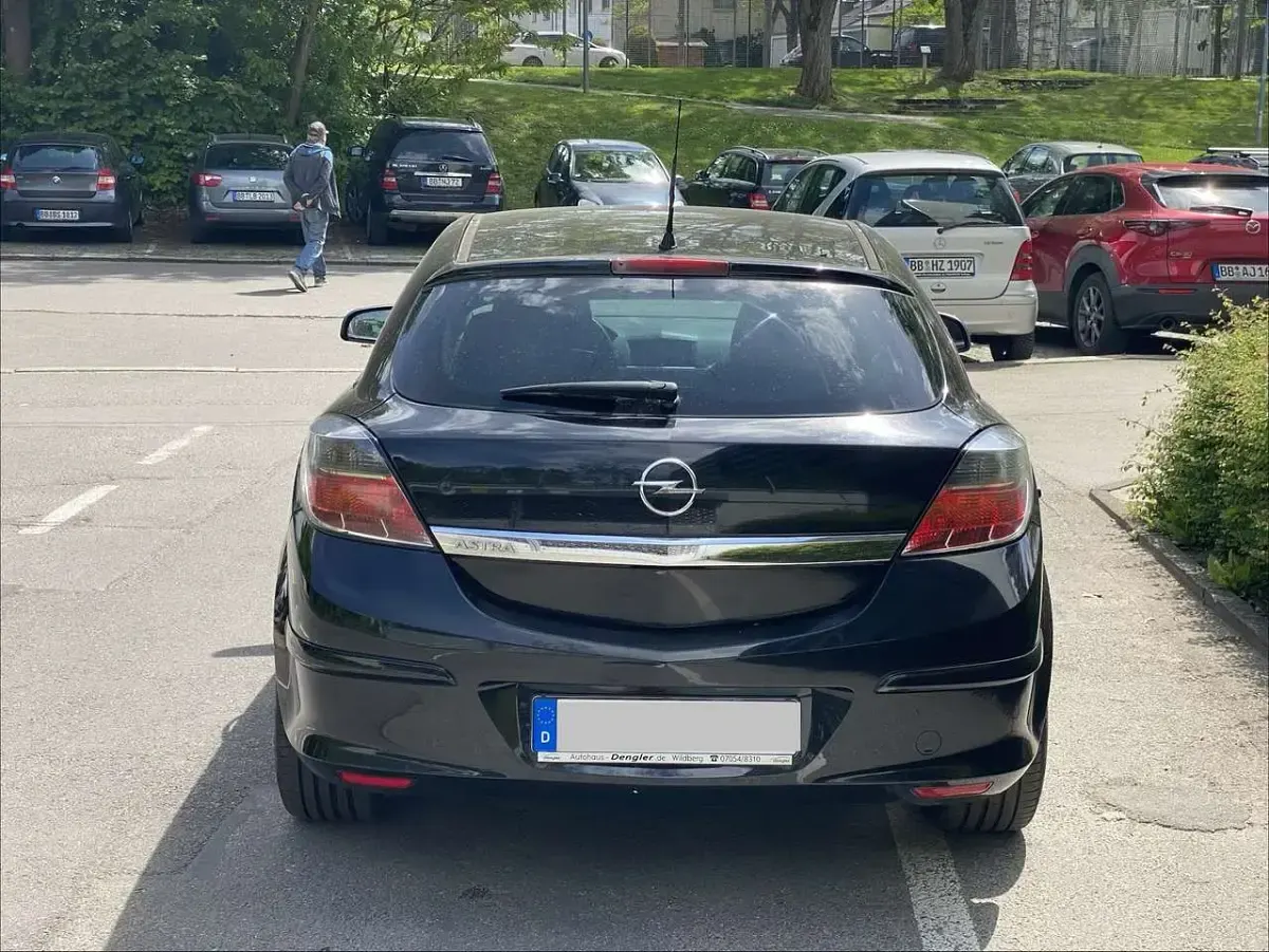 Używany Opel Astra Selection 90 KM (66 kW) 2009 Czarny Coupe