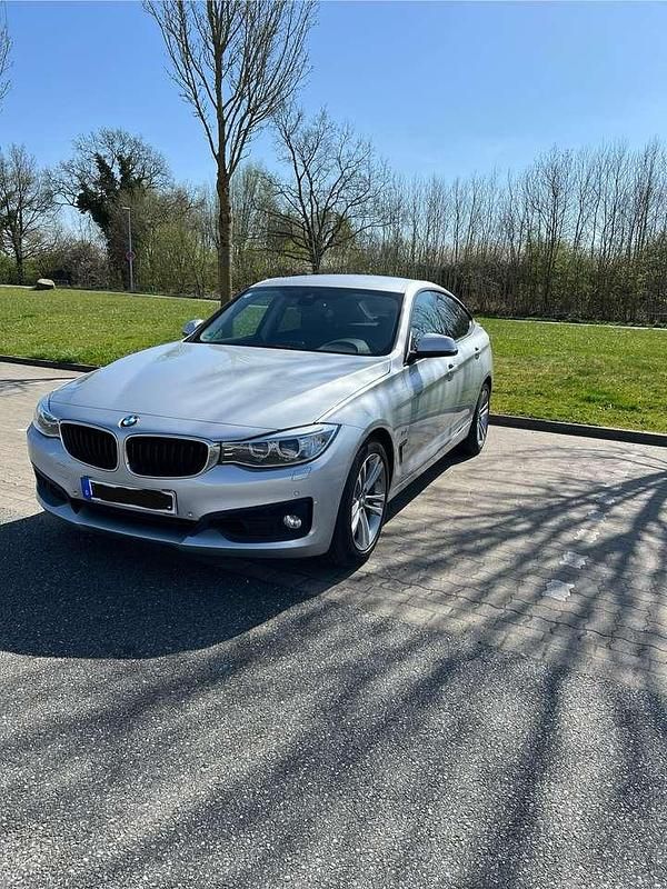 Silber Gebraucht 2015 BMW 320 Sport Line Limousine | 14.400 € (Fairer Preis) - Bild 1/4