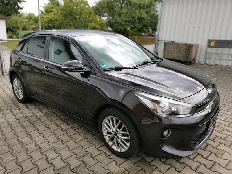 Braun Gebraucht 2018 Kia Rio Limousine | 10.500 € - Bild 1/4