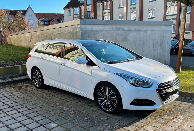Weiß Gebraucht 2016 Hyundai i40 Premium Kombi | 11.200 € (Fairer Preis) - Bild 1/4