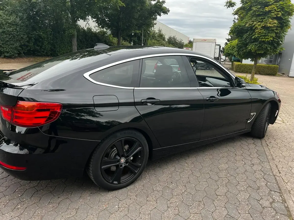 Gebraucht BMW 330 Sport Line 258 PS (189 kW) 2015 Schwarz Limousine
