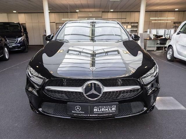 Schwarz Gebraucht 2019 Mercedes A180 Kleinwagen | 21.650 € (Etwas zu teuer) - Bild 1/4