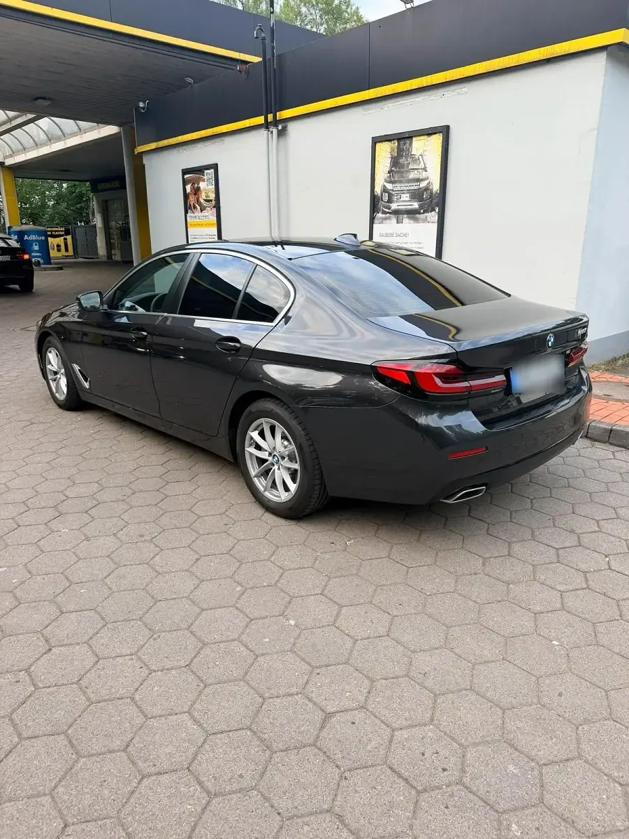 Gebraucht BMW 520 197 PS (144 kW) 2023 Grau Limousine
