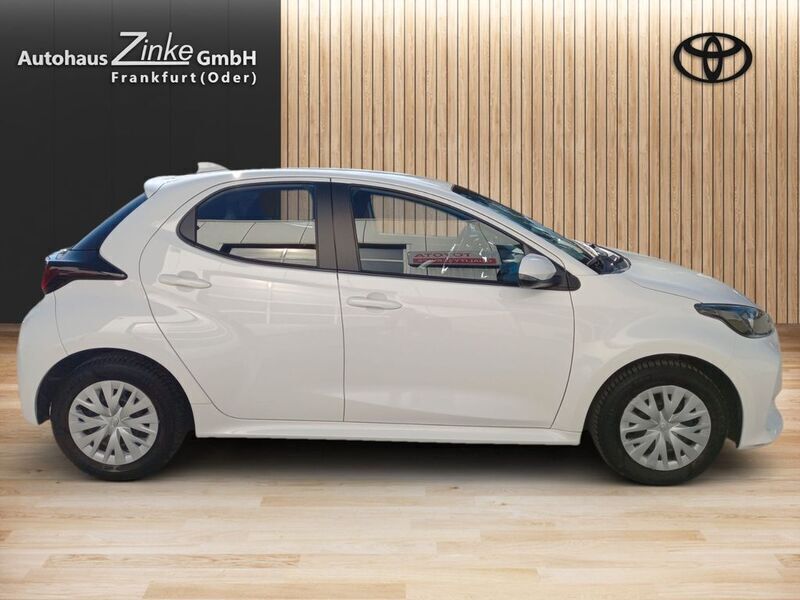 Gebraucht Toyota Yaris Basis 72 PS (52 kW) 2023 Schneeweiß Kleinwagen