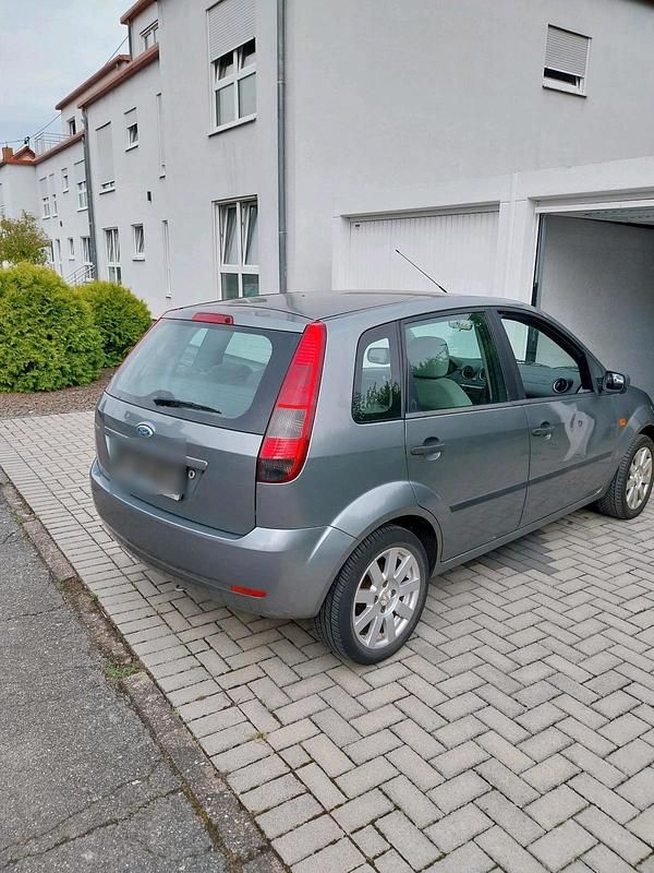 Grau Gebraucht 2002 Ford Fiesta Kleinwagen | 500 € (Superpreis) - Bild 1/4