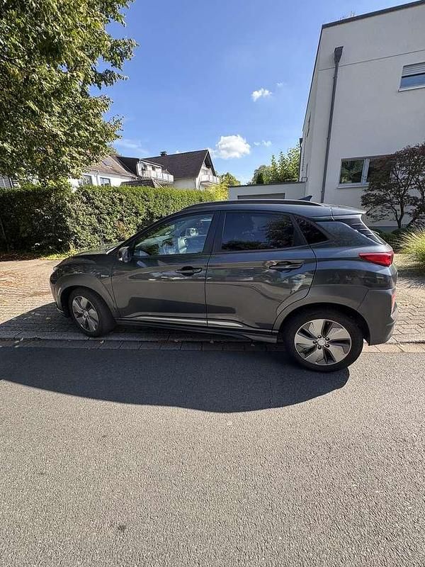 Grau Gebraucht 2019 Hyundai Kona Premium SUV | 18.900 € (Fairer Preis) - Bild 1/4
