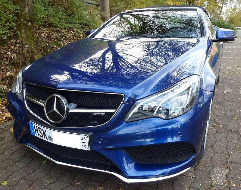 Blau Gebraucht 2016 Mercedes E220 AMG Cabrio | 37.995 € - Bild 1/4