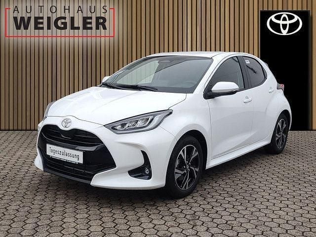 Weiß Gebraucht 2025 Toyota Yaris Hybrid Comfort Limousine | 23.990 € (Guter Preis) - Bild 1/4
