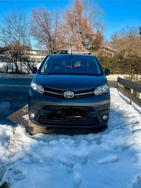 Grau Gebraucht 2022 Toyota Proace Verso Kombi | 23.000 € (Superpreis) - Bild 1/4