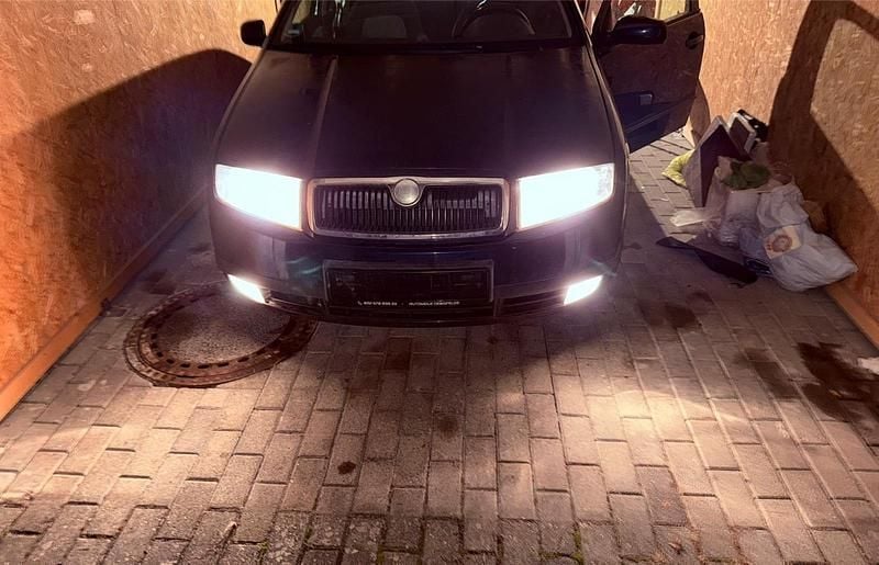 Blau Gebraucht 2003 Skoda Fabia Kleinwagen | 799 € (Guter Preis) - Bild 1/4