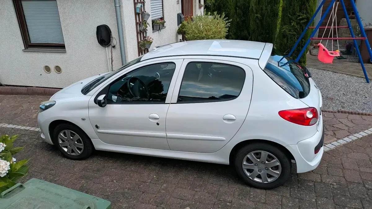 Gebraucht Peugeot 206+ 60 PS (44 kW) 2012 Weiß Kleinwagen