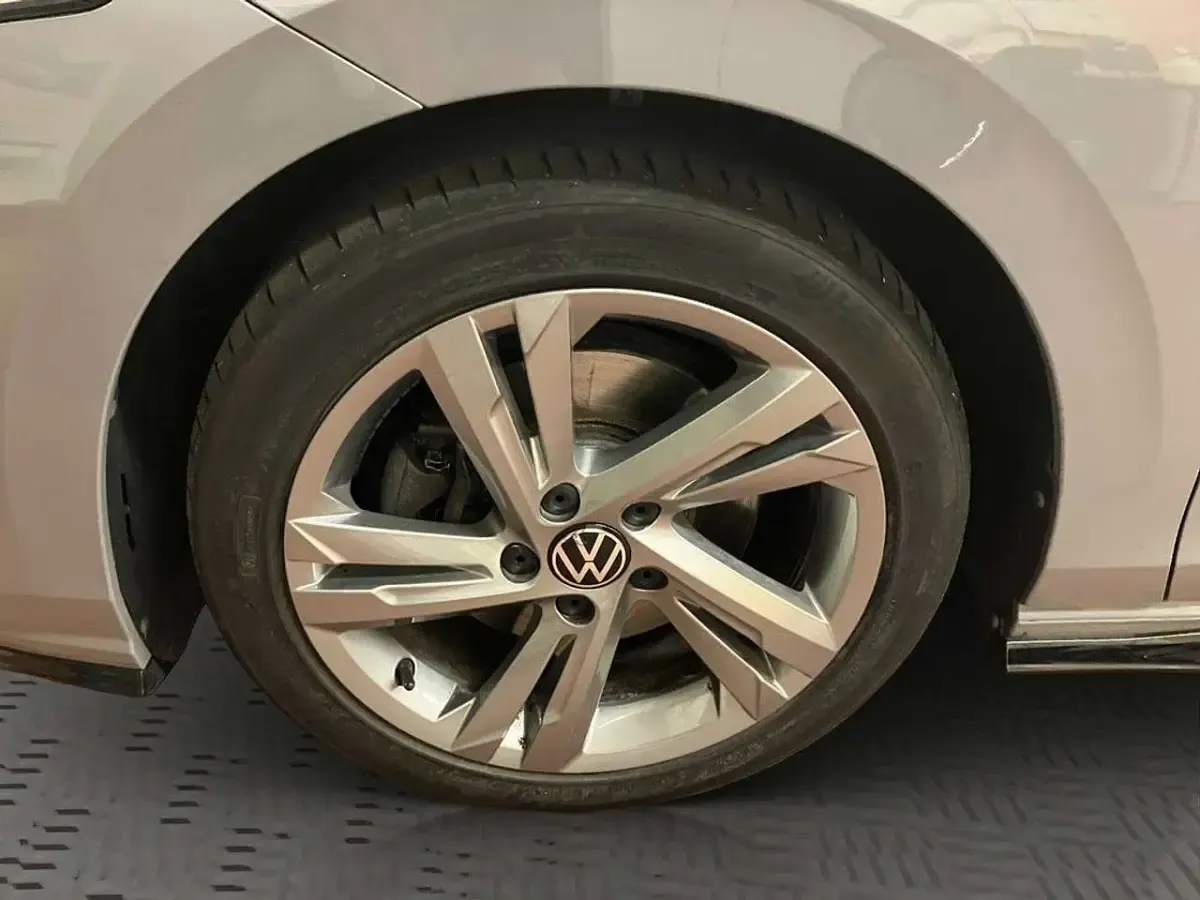 Gebraucht VW Golf VIII R-line 150 PS (110 kW) 2023 Mondsteingrau Kombi