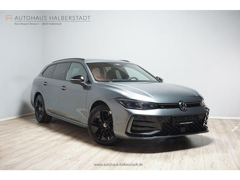 Graphitgrau metallic (metallic) Gebraucht 2024 VW Passat Kombi | 41.389 € (Fairer Preis) - Bild 1/3