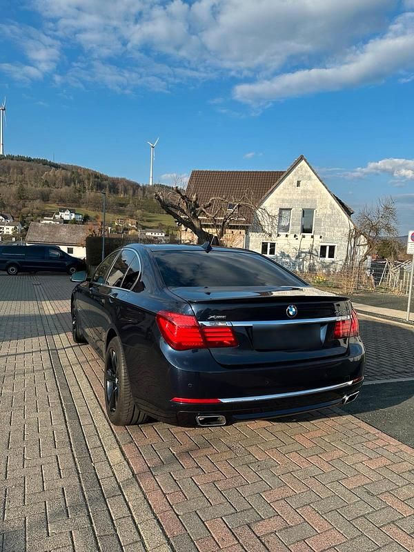 Gebraucht BMW 740 313 PS (230 kW) 2013 Blau Limousine