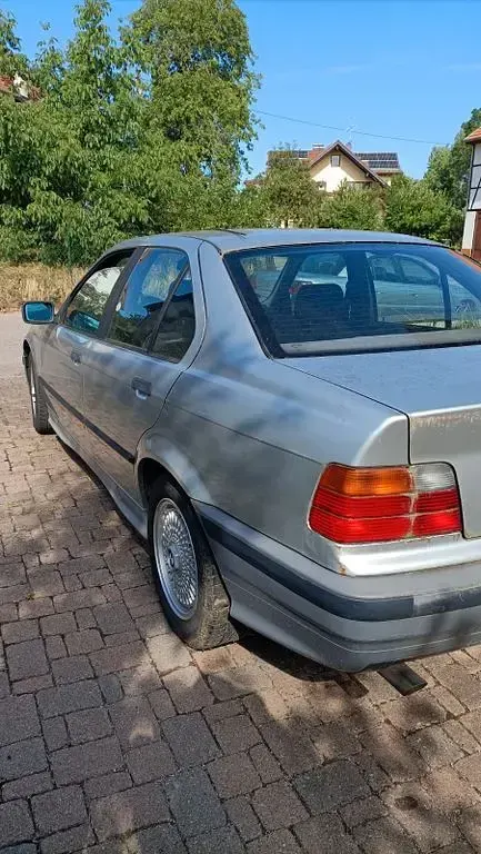 Gebraucht BMW 320 150 PS (110 kW) 1991 Silber Limousine