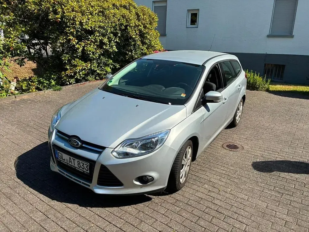 Gebraucht Ford Focus Trend 125 PS (91 kW) 2014 Silber Limousine