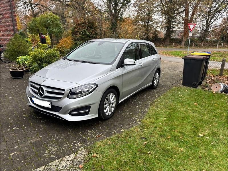 Silber Gebraucht 2017 Mercedes B180 Van / Kleinbus | 17.200 € (Guter Preis) - Bild 1/4