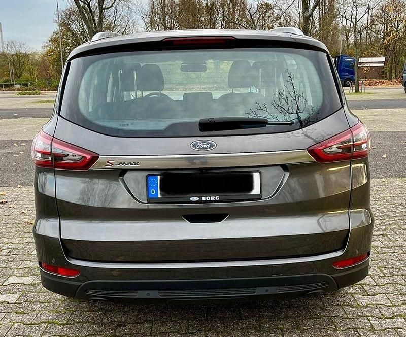 Gebraucht Ford S-MAX Titanium 160 PS (117 kW) 2018 Grau Van / Kleinbus