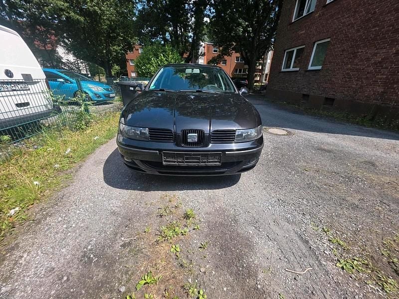 Schwarz Gebraucht 2006 Seat Leon Limousine | 2.200 € (Etwas zu teuer) - Bild 1/4