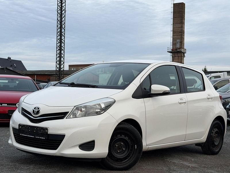Weiß Gebraucht 2012 Toyota Yaris Life Kleinwagen | 5.799 € (Fairer Preis) - Bild 1/4