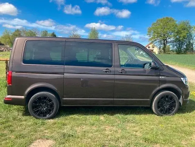 Gebraucht VW Caravelle Comfortline 150 PS (110 kW) 2017 Braun Van