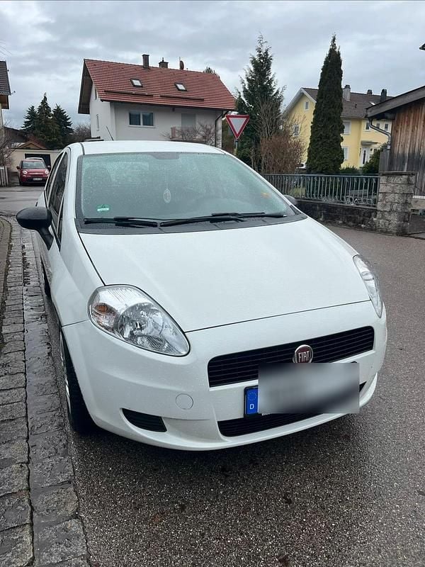 Weiß Gebraucht 2013 Fiat Punto Kleinwagen | 4.000 € (Guter Preis) - Bild 1/4