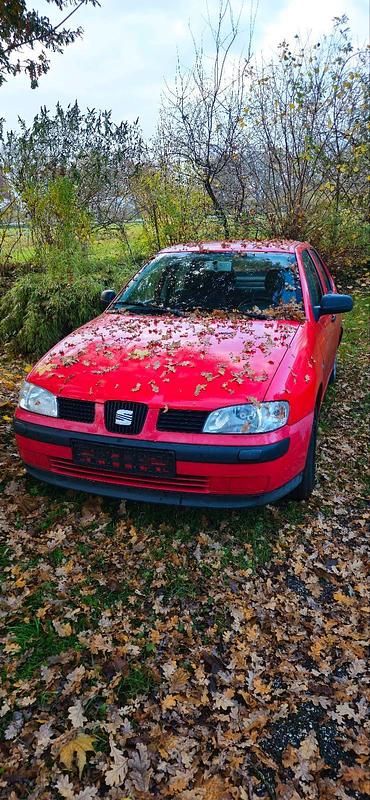 Rot Gebraucht 2003 Seat Cordoba Limousine | 600 € (Fairer Preis) - Bild 1/4