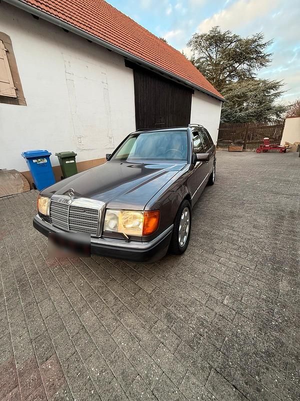 Second-hand Mercedes E220 150 CP (110 kW) 1992 Mov Break