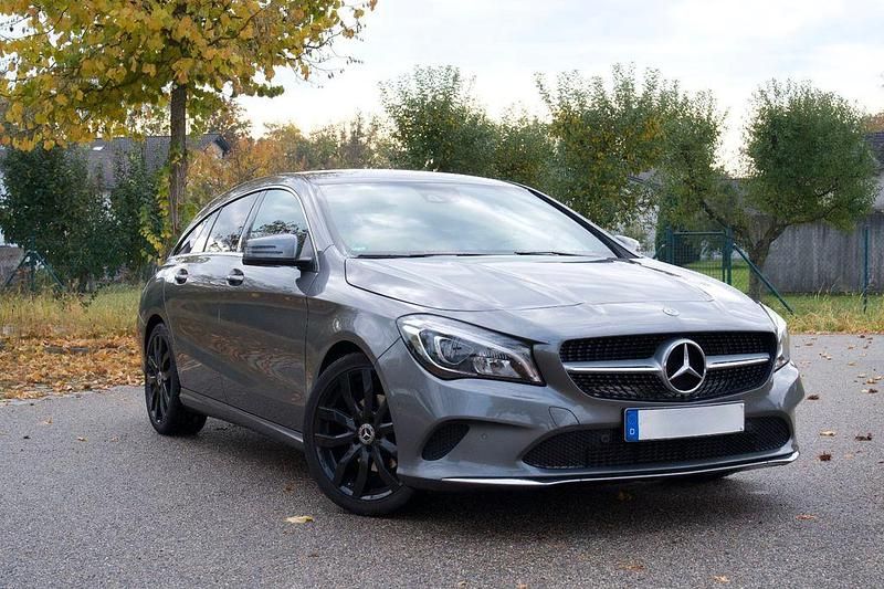 Grau Gebraucht 2018 Mercedes CLA200 Shooting Brake Kombi | 17.000 € (Fairer Preis) - Bild 1/4