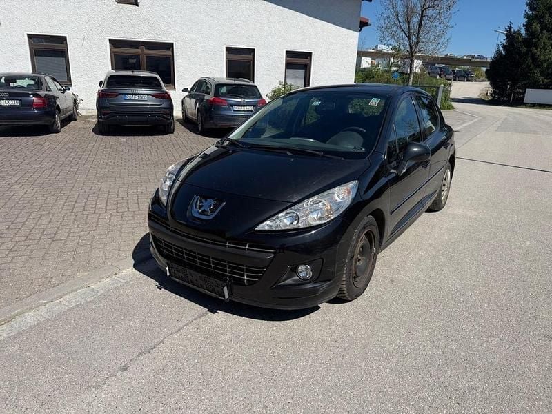 Gebraucht Peugeot 207 Tendance 95 PS (69 kW) 2012 Schwarz Limousine
