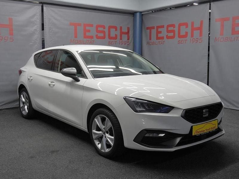 Używany Seat Leon FR 204 KM (150 kW) 2021 Biały Sedan/Limuzyna