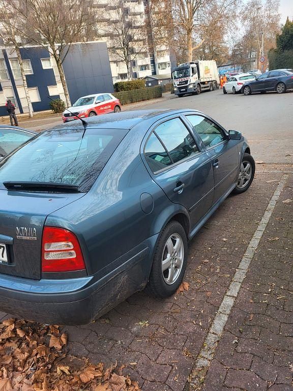Grau Gebraucht 2004 Skoda Octavia Classic Limousine | 2.000 € (Etwas zu teuer) - Bild 1/4