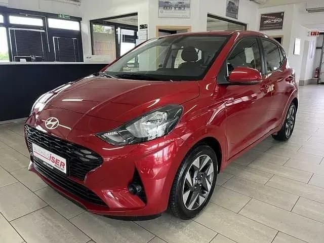 Gebraucht Hyundai i10 Trend 63 PS (46 kW) 2024 Rot metallic Kleinwagen