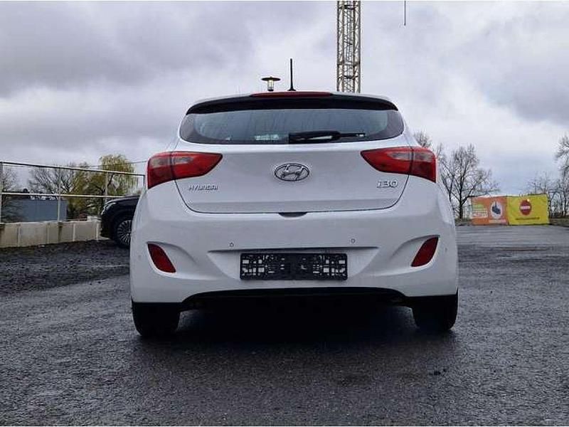 Gebraucht Hyundai i30 Trend 101 PS (74 kW) 2016 Polar white / sol Kleinwagen