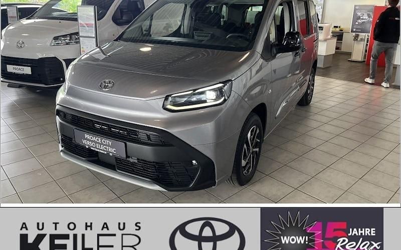 Silver metallic Neu 2025 Toyota Proace Verso City Kombi | 43.990 € (Teuer) - Bild 1/4