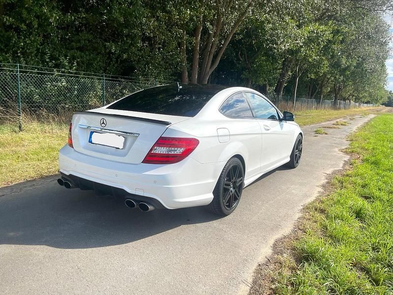 Weiß Gebraucht 2012 Mercedes C180 AMG line Coupé | 8.490 € - Bild 1/4